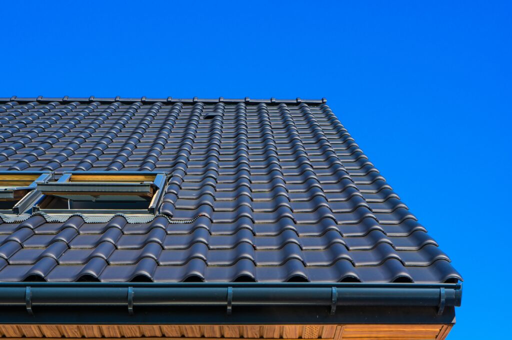 Couverture 1 vertical low angle closeup shot black roof building 1